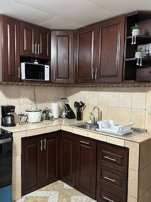 Réfrigérateur, micro-ondes, four, cafetière/bouilloire