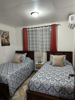 2 slaapkamers, een strijkplank/strijkijzer, gratis wifi, beddengoed