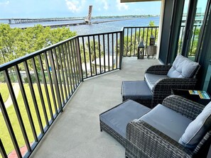 Property grounds - Amazing water/sunset views, luxury 2BR/2BA PENTHOUSE 9 mi from Anna Maria beach. (Bradenon)