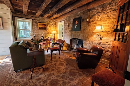 Historic stone cabin near Bourbon Trail on private 13 acre estate property!