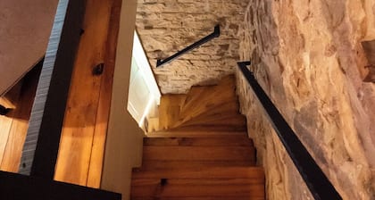 Historic stone cabin near Bourbon Trail on private 13 acre estate property!