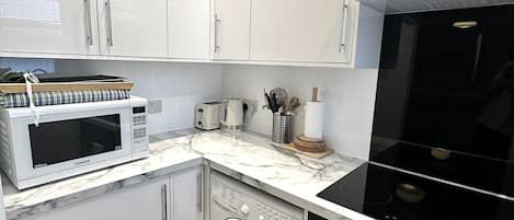 Refrigerador, microondas, horno y parrilla de estufa