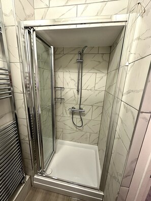 Dusj, hårføner, håndklær og såpe