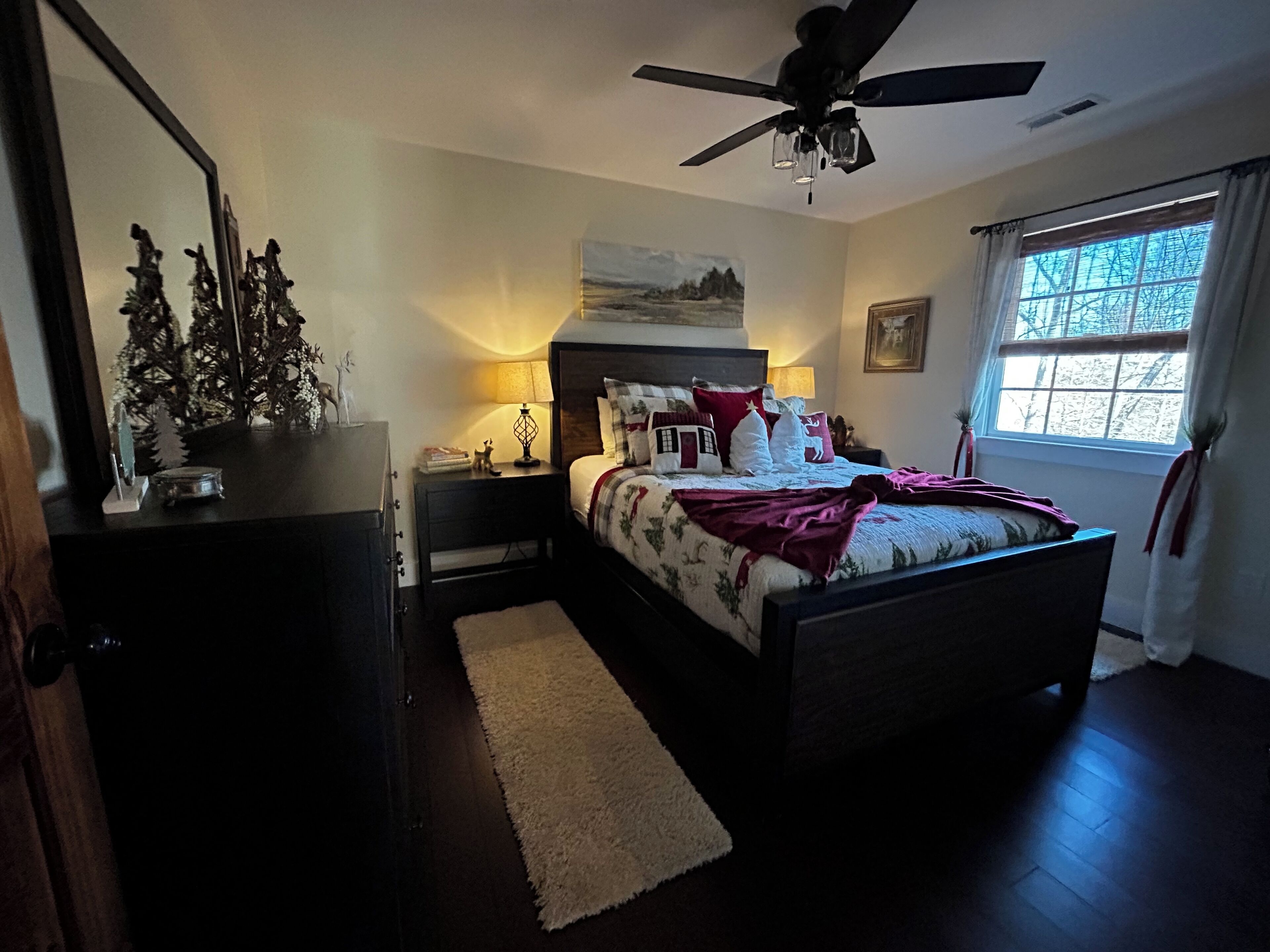 2 quartos, escrivaninha, ferros/tábuas de passar roupa, berço de viagem