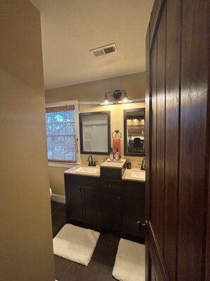 Secadora de cabello, toallas, jabón, shampoo 