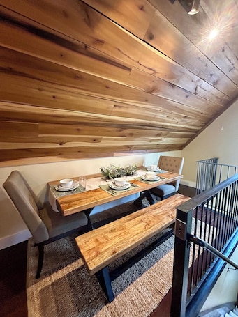 Dining. Mountain Retreat- 2BR Near Amicalola Falls & Dahlonega Wineries- Sleeps 5