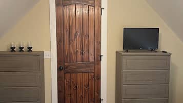 2 bedrooms, desk, iron/ironing board, travel crib