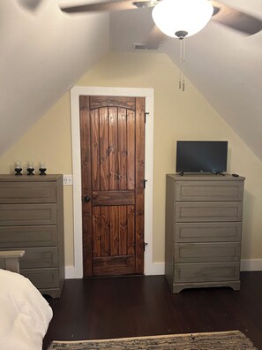 2 slaapkamers, een bureau, een strijkplank/strijkijzer, reisbedje