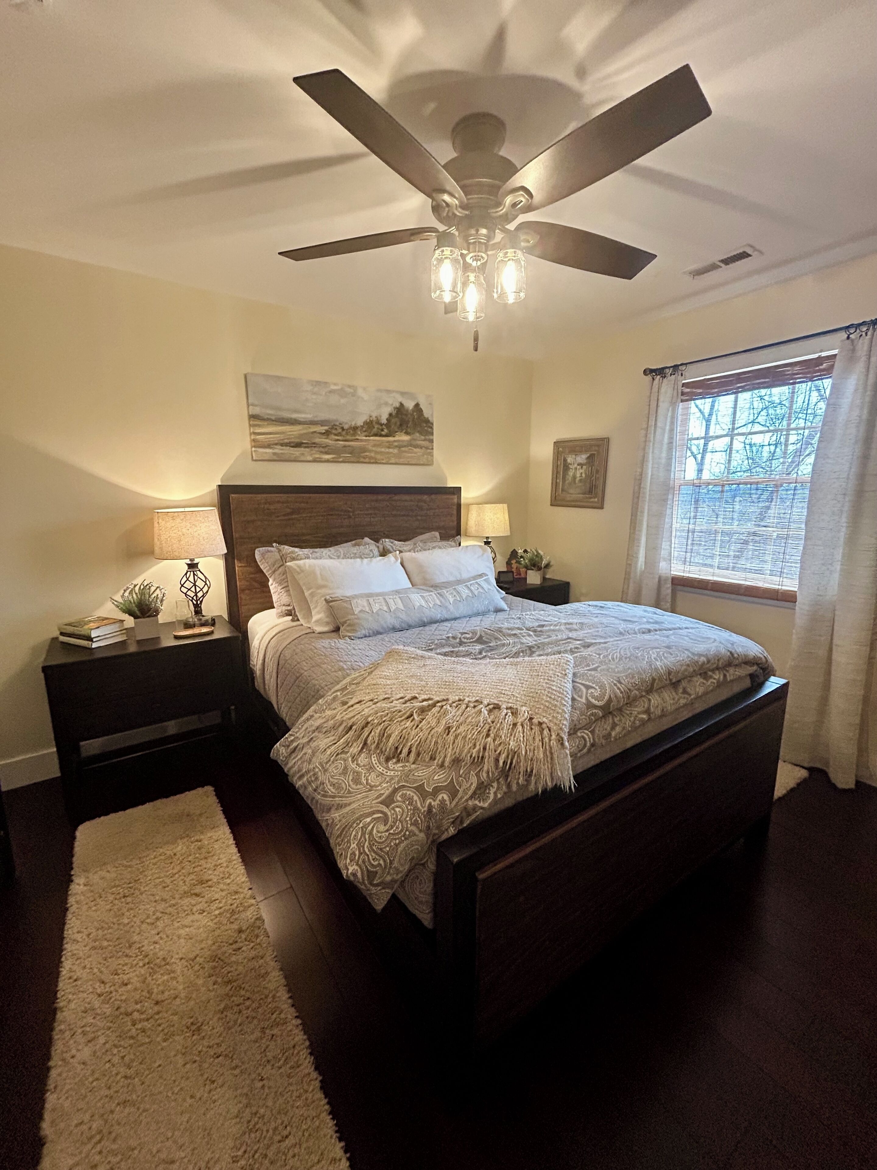 2 habitaciones, escritorio y tabla de planchar con plancha 