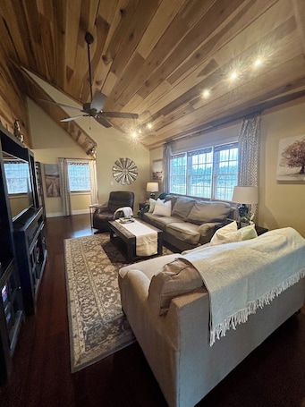 Smart TV, DVD player, books, video library. Mountain Retreat- 2BR Near Amicalola Falls & Dahlonega Wineries- Sleeps 5