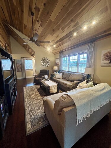 Mountain Retreat- 2BR Near Amicalola Falls & Dahlonega Wineries- Sleeps 5