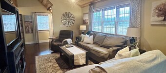 Mountain Retreat- 2BR Near Amicalola Falls & Dahlonega Wineries- Sleeps 5