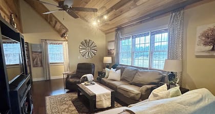 Mountain Retreat- 2BR Near Amicalola Falls & Dahlonega Wineries- Sleeps 5