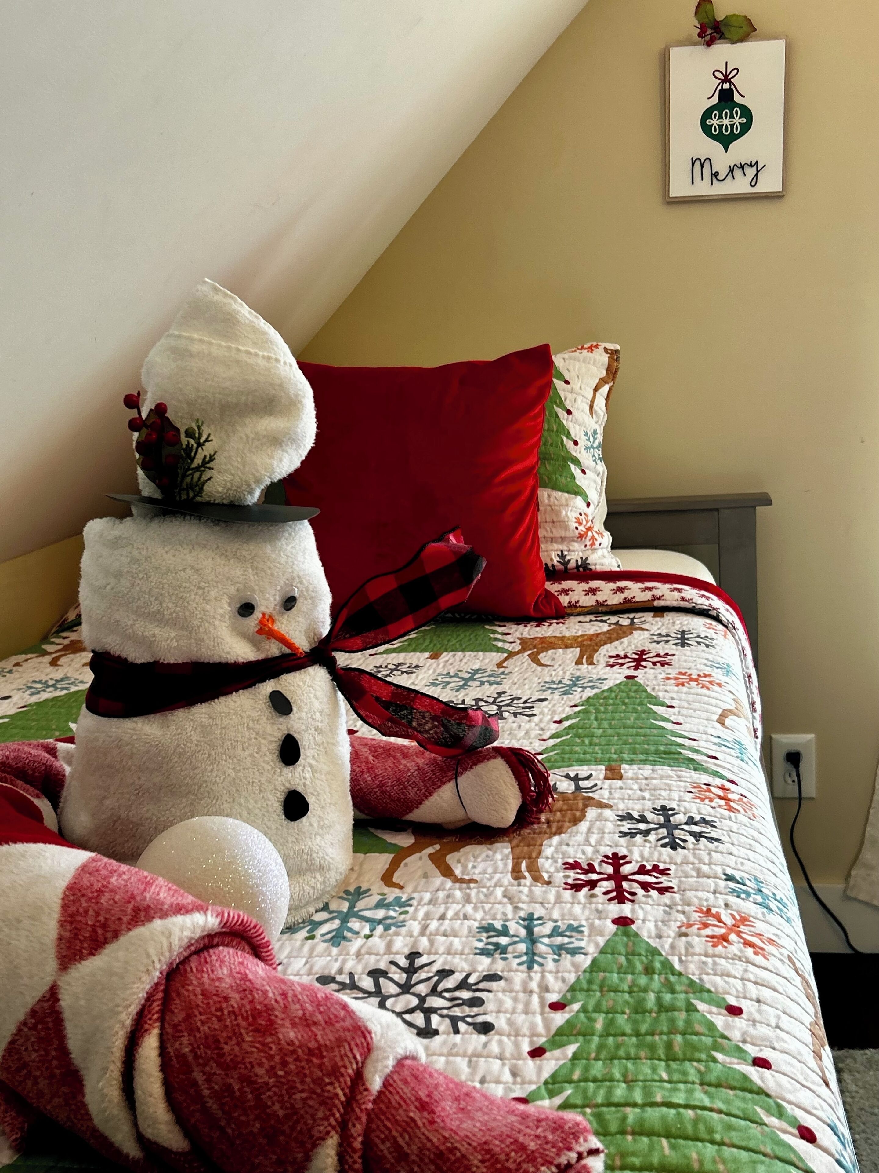 2 habitaciones, escritorio y tabla de planchar con plancha 