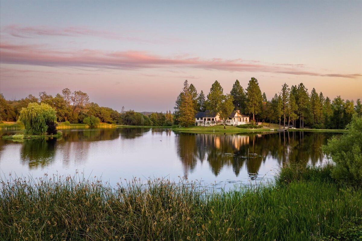 Luxury 85 acre Estate on private lake with Vinyard views 
