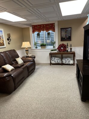 تلفزيون ذكي، مدفأة، كُتُب