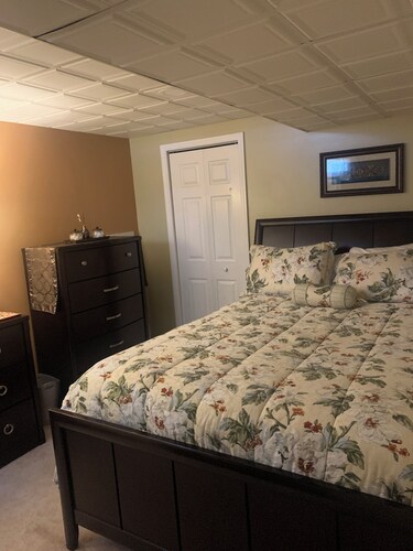 Cozy In-law apt, minutes to SPAC and Saratoga Springs, Pet-Friendly. Hot Tub!   