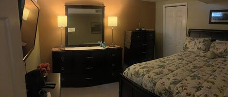 1 chambre, coffre-fort, fer et planche à repasser, lit de bébé portatif