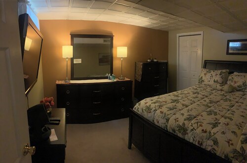 Cozy In-law apt, minutes to SPAC and Saratoga Springs, Pet-Friendly. Hot Tub!   