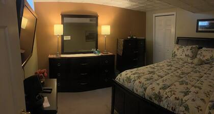 Cozy In-law apt, minutes to SPAC and Saratoga Springs, Pet-Friendly. Hot Tub!