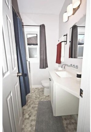 Haartrockner, Handtücher, Seife, Toilettenpapier