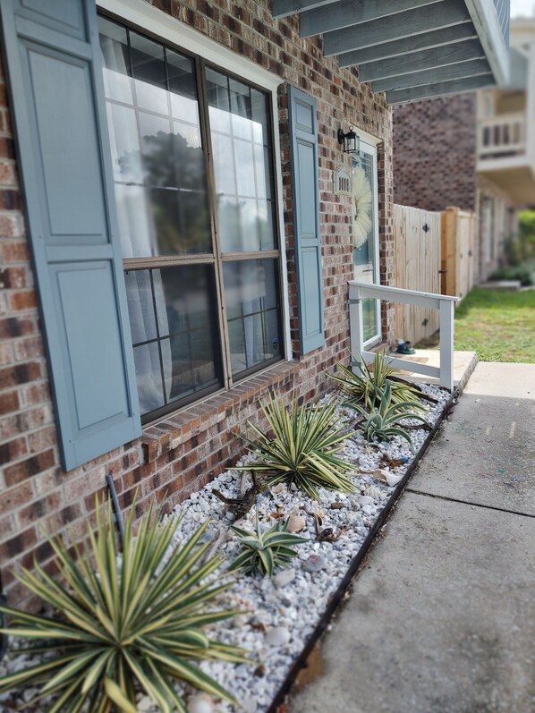 Exterior detail - Adorable townhouse on James Island.
Stocked kitchen & private outdoor courtyard. (Charleston)
