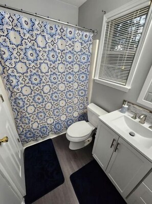 Een haardroger, handdoeken, zeep, toiletpapier