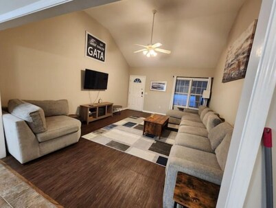 Laid-back Living at The Landings. Family & Pet friendly!