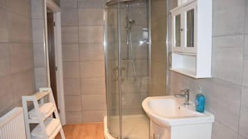 Baignoire, sèche-cheveux, serviettes fournies