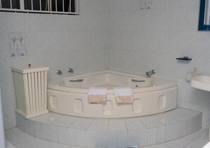 Bathtub, towels - House - Sleeps 6 - Pets Ok - Pool - Parking (Johannesburg)