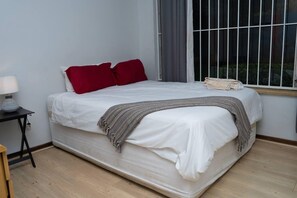 3 bedrooms, iron/ironing board, WiFi, bed sheets - House - Sleeps 6 - Pets Ok - Pool - Parking (Johannesburg)