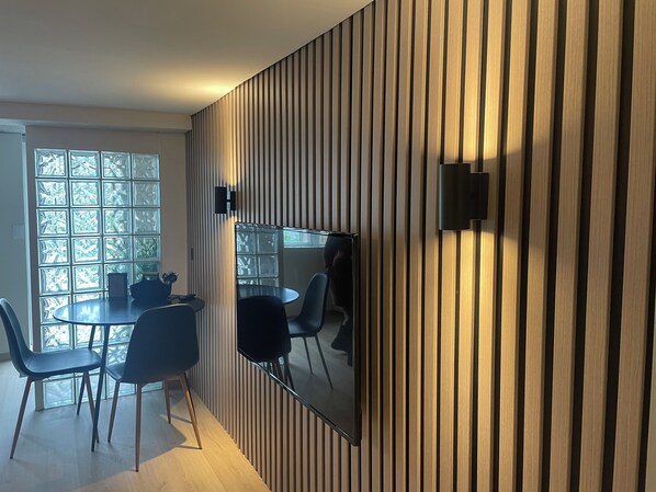 Dining - Studio-Sleeps 2-City Centre-Parking-EVCharge (Tromso)