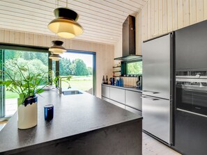 Køleskab, ovn, opvaskemaskine, højstol