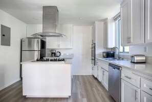 Fridge, microwave, oven, stovetop - Trendy Beverly Hills 2BR w/ Pool, nr Shops & Groceries, by Blueground (Los Angeles)
