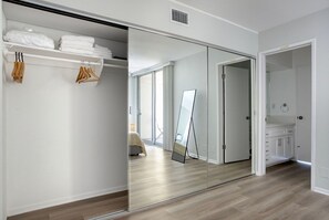 Interior - Trendy Beverly Hills 2BR w/ Pool, nr Shops & Groceries, by Blueground (Los Angeles)