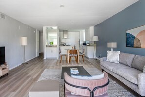 TV, stereo - Trendy Beverly Hills 2BR w/ Pool, nr Shops & Groceries, by Blueground (Los Angeles)