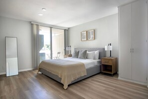 2 bedrooms, iron/ironing board, WiFi, bed sheets - Trendy Beverly Hills 2BR w/ Pool, nr Shops & Groceries, by Blueground (Los Angeles)