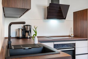 Kjøleskap, ovn, kokeplater og oppvaskmaskin