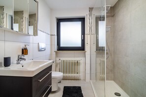 Dusche, Haartrockner, Handtücher