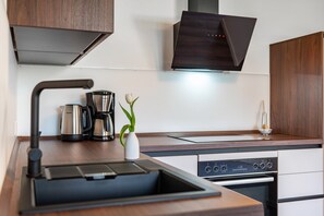 Frigorifero, forno, piano cottura, lavastoviglie