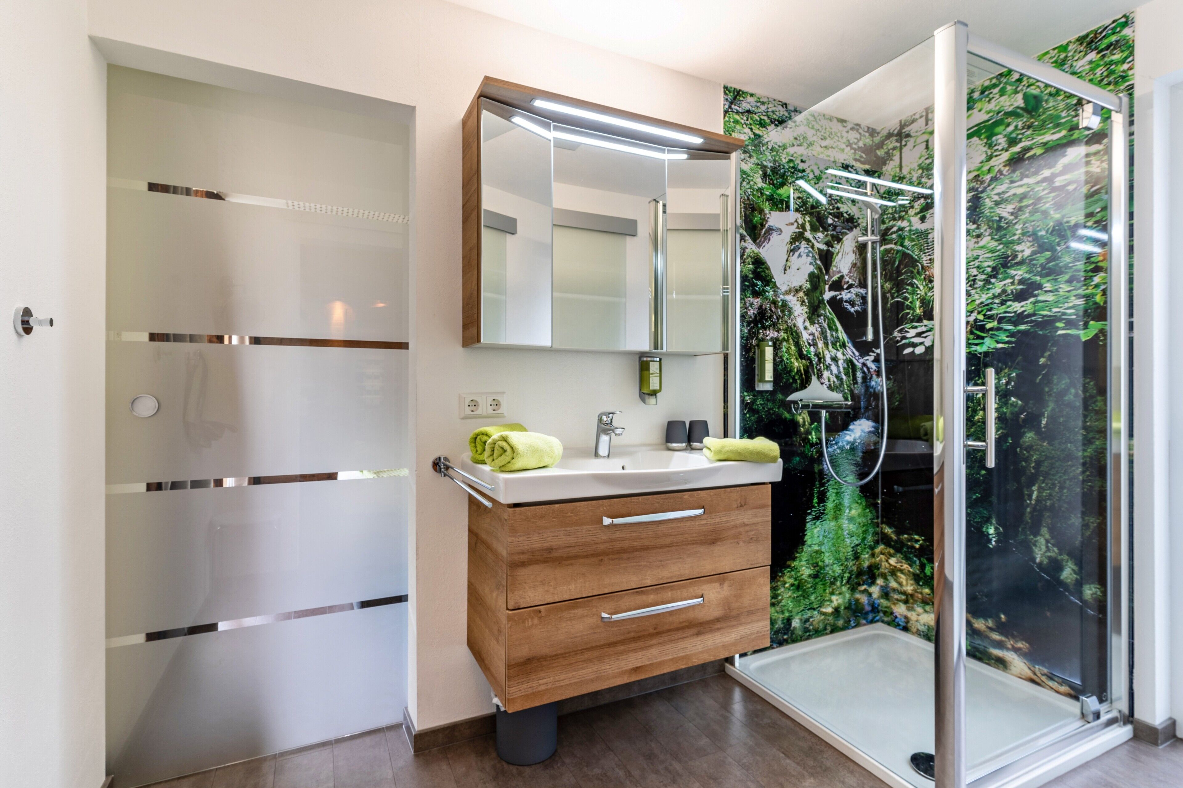 Regadera, secadora de cabello, toallas 