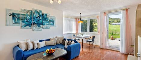 Una televisión, una chimenea