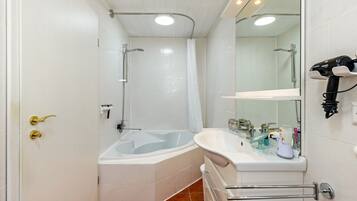 Bathtub, free toiletries, hair dryer, towels