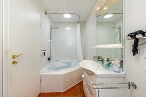 Bathtub, free toiletries, hair dryer, towels - Apartment 'Ayleen' with Mountain View, Private Terrace and Wi-Fi (Hechingen-Boll)