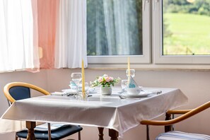 Dining - Apartment 'Ayleen' with Mountain View, Private Terrace and Wi-Fi (Hechingen-Boll)