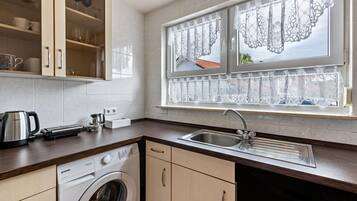 Frigorífico, horno, placa de cocina y lavavajillas