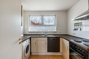 Jääkaappi, uuni, liesi, astianpesukone