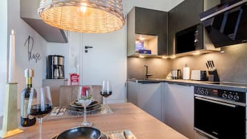 Frigorífico, microondas, horno y placa de cocina