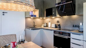 Eine moderne Küche mit Mikrowelle, Toaster und Backofen.