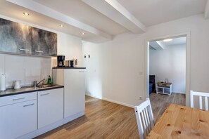 Fridge, oven, stovetop, coffee/tea maker